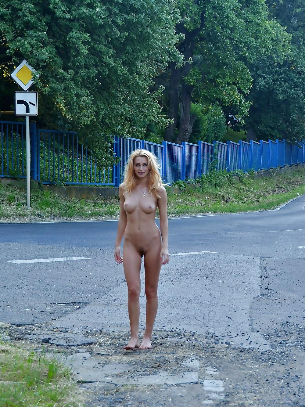 25P Public 32 outdoor flashing nudist