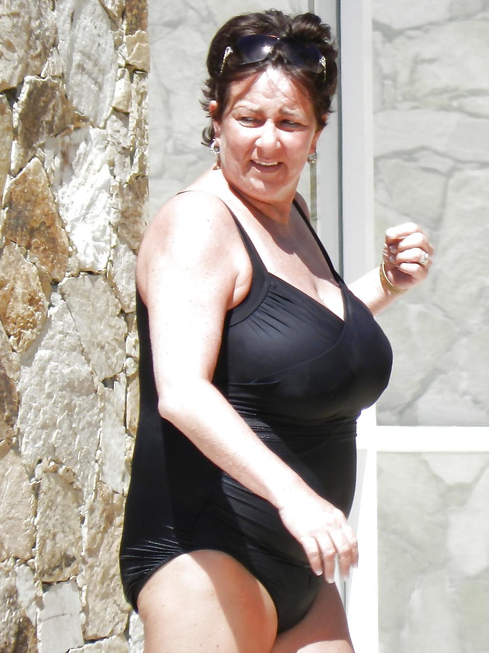 25P Old ladies with big tits in a swimsuit on the beach