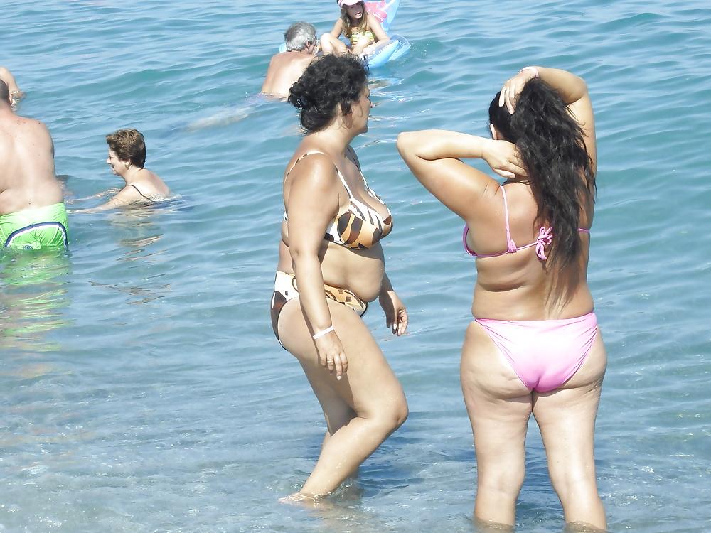 25P Old ladies with big tits in a swimsuit on the beach