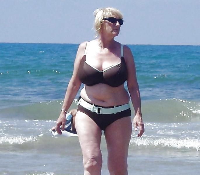 25P Old ladies with big tits in a swimsuit on the beach