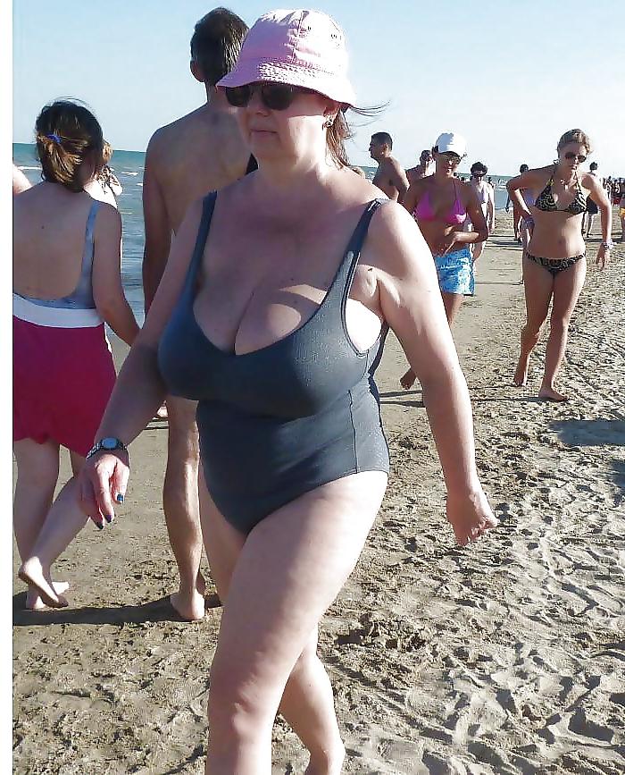25P Old ladies with big tits in a swimsuit on the beach