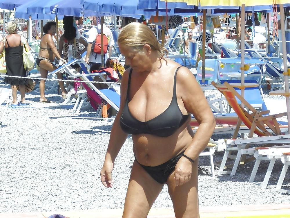25P Old ladies with big tits in a swimsuit on the beach