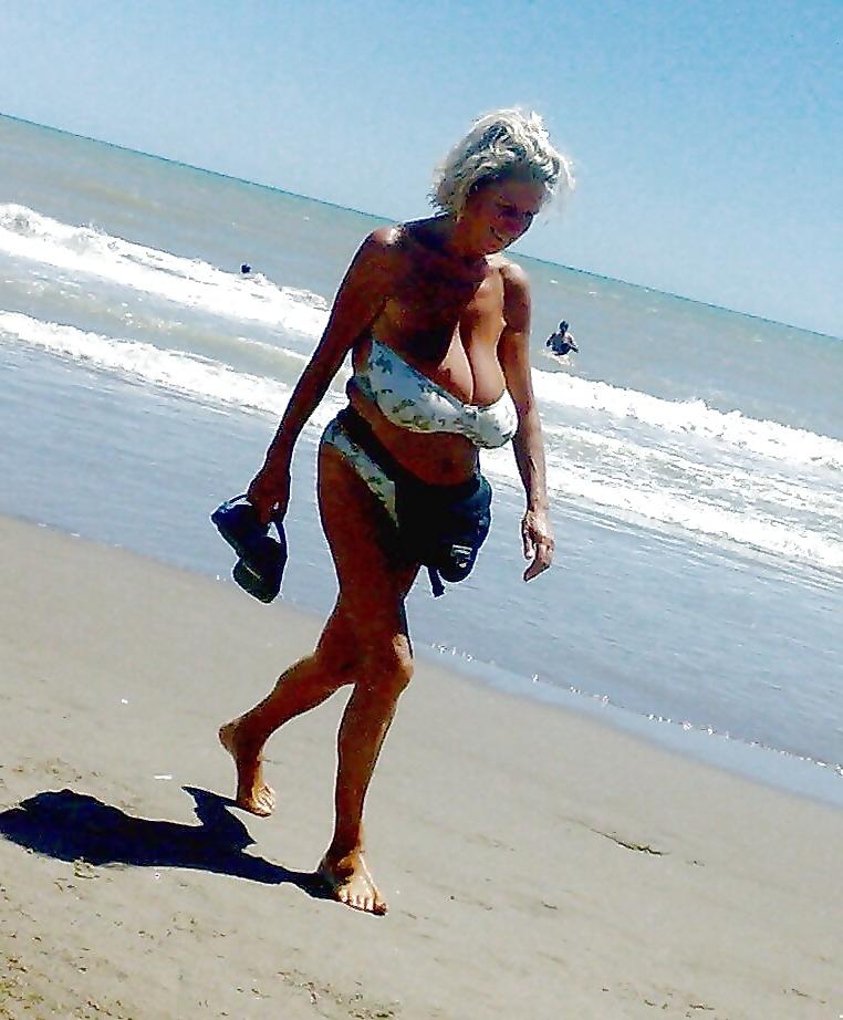 25P Old ladies with big tits in a swimsuit on the beach
