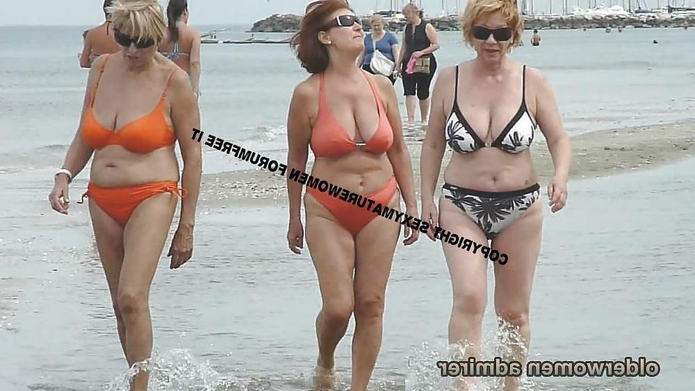25P Old ladies with big tits in a swimsuit on the beach
