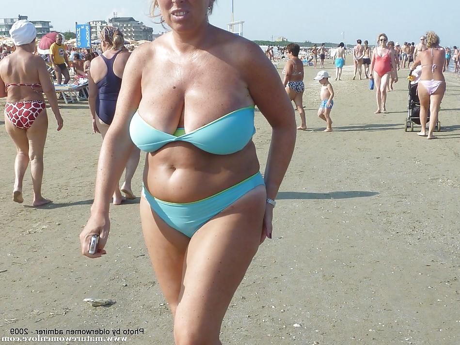 25P Old ladies with big tits in a swimsuit on the beach