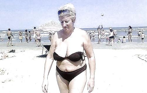 25P Old ladies with big tits in a swimsuit on the beach