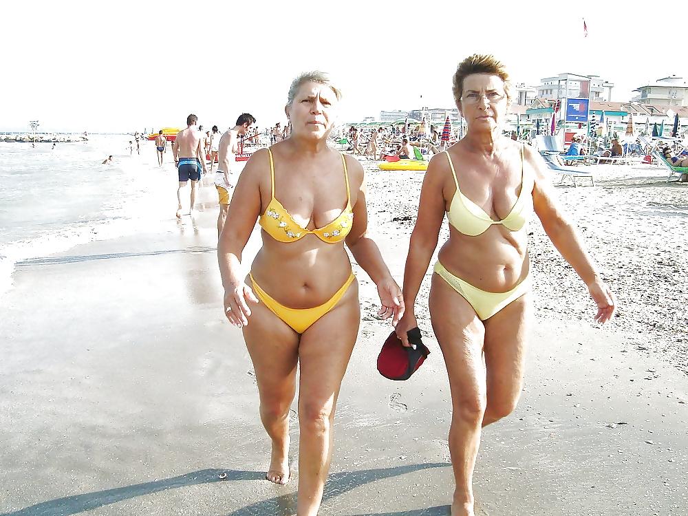 25P Old ladies with big tits in a swimsuit on the beach