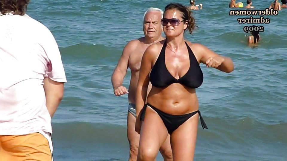 25P Old ladies with big tits in a swimsuit on the beach