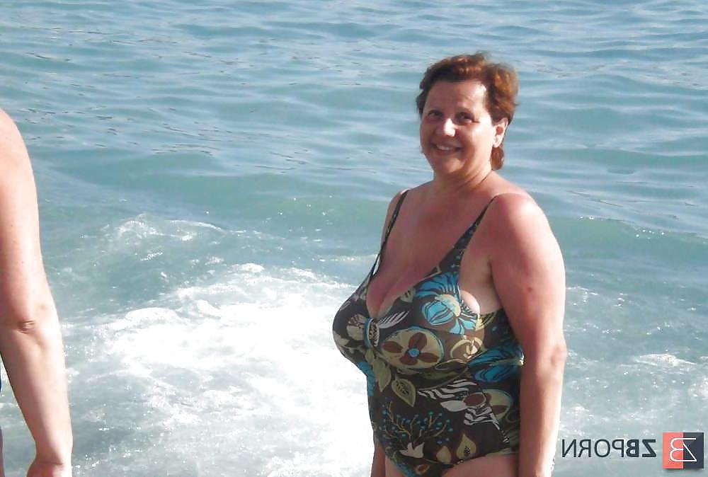 25P Old ladies with big tits in a swimsuit on the beach