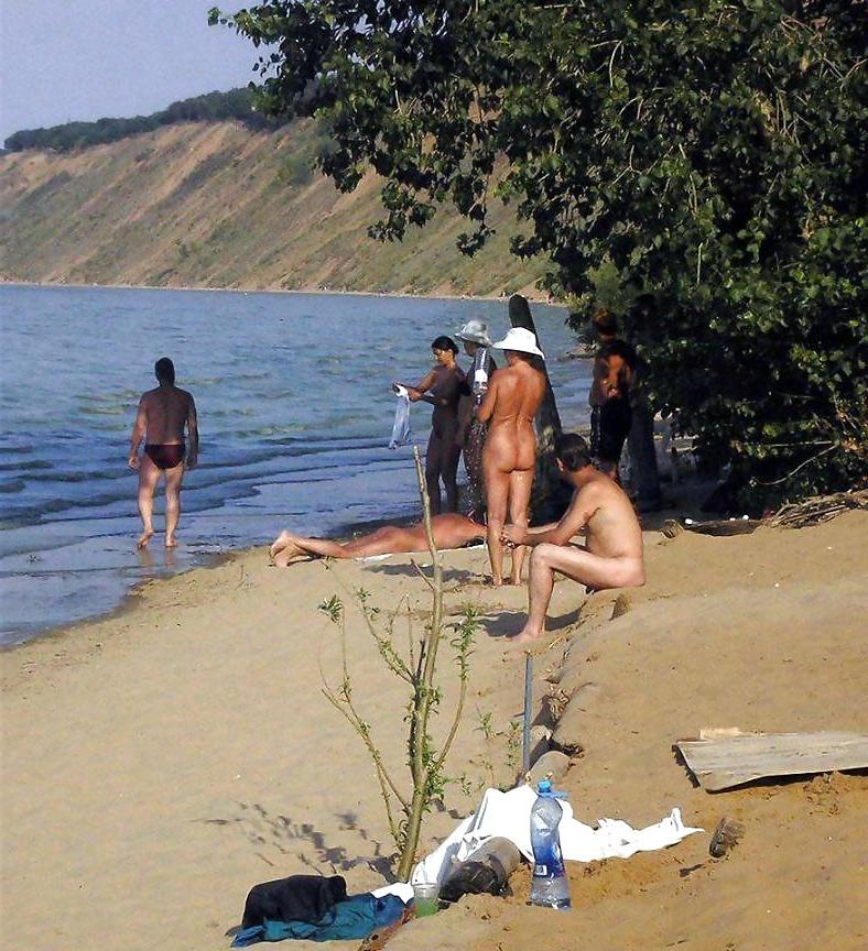 25P Older Beach Nudists