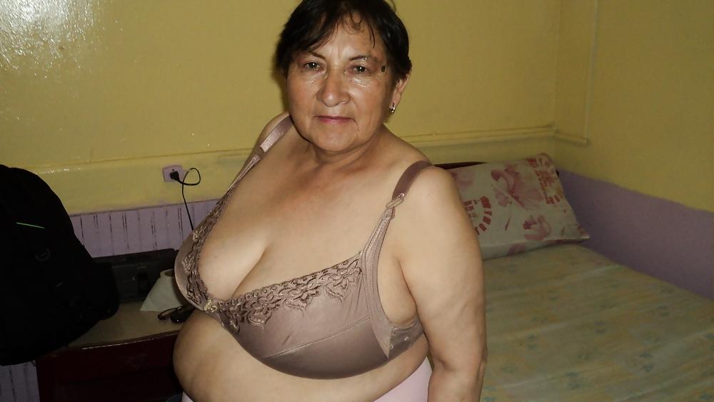 25P Granny Naked 01