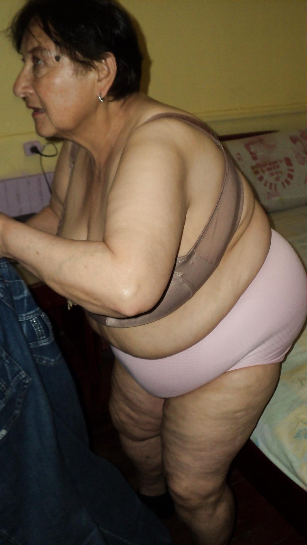 25P Granny Naked 01