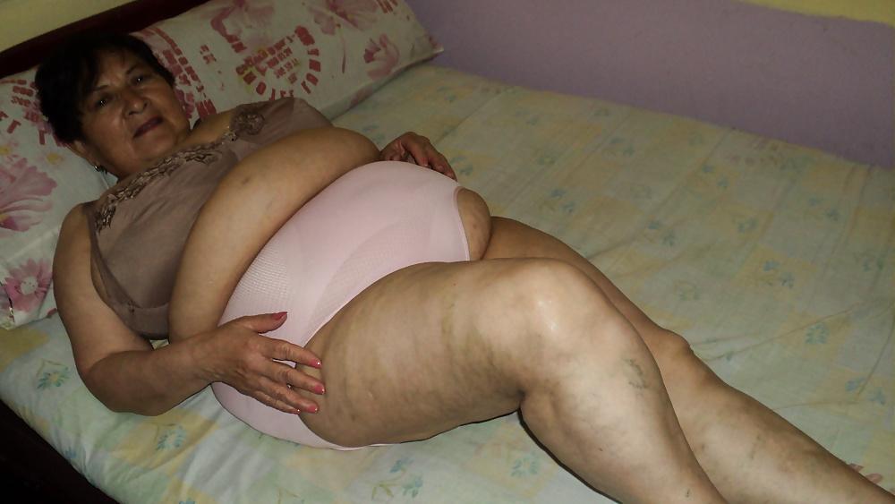 25P Granny Naked 01