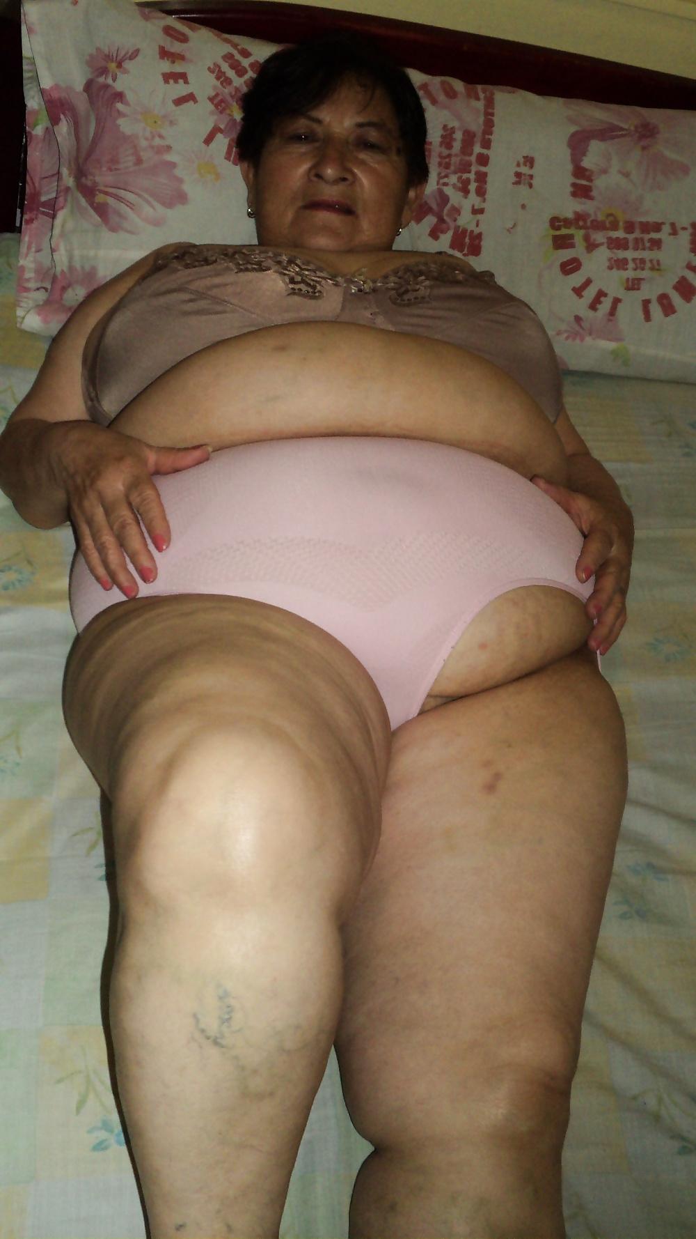 25P Granny Naked 01