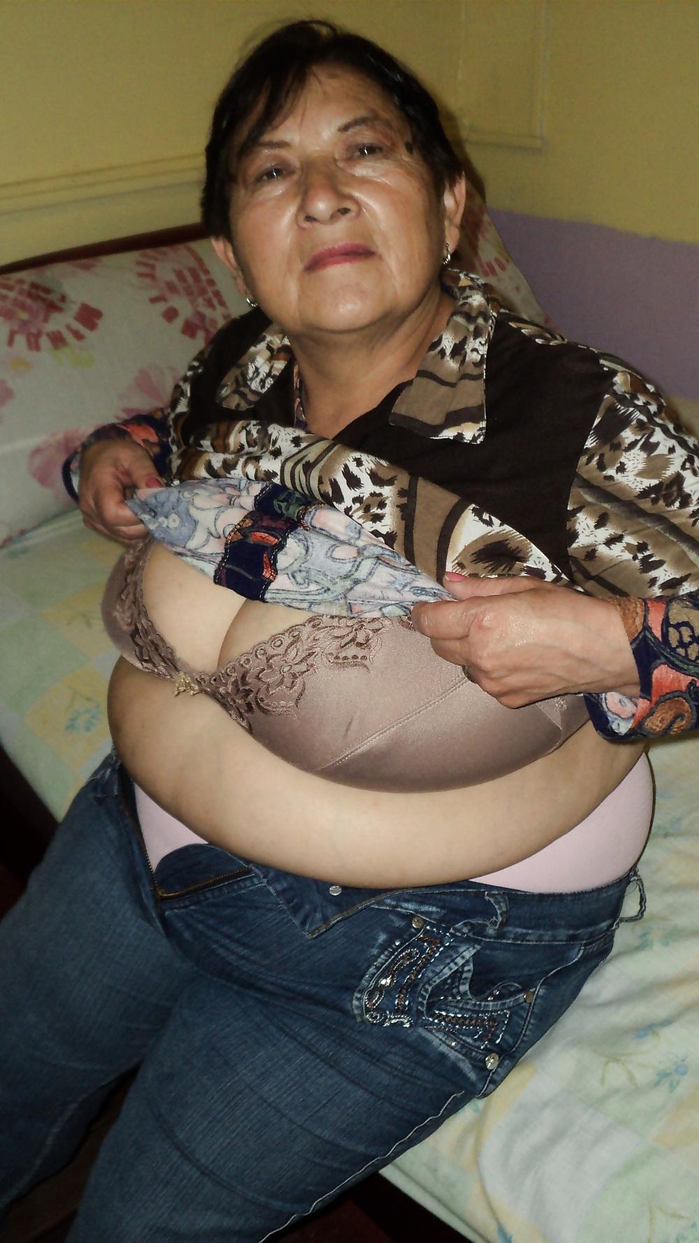 25P Granny Naked 01