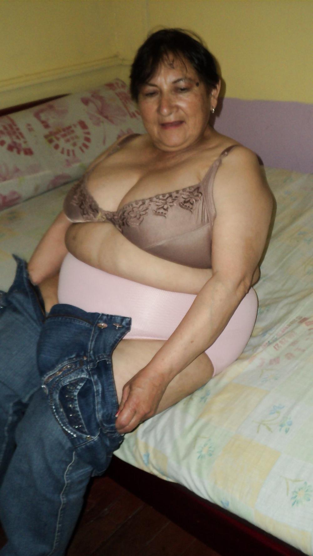 25P Granny Naked 01