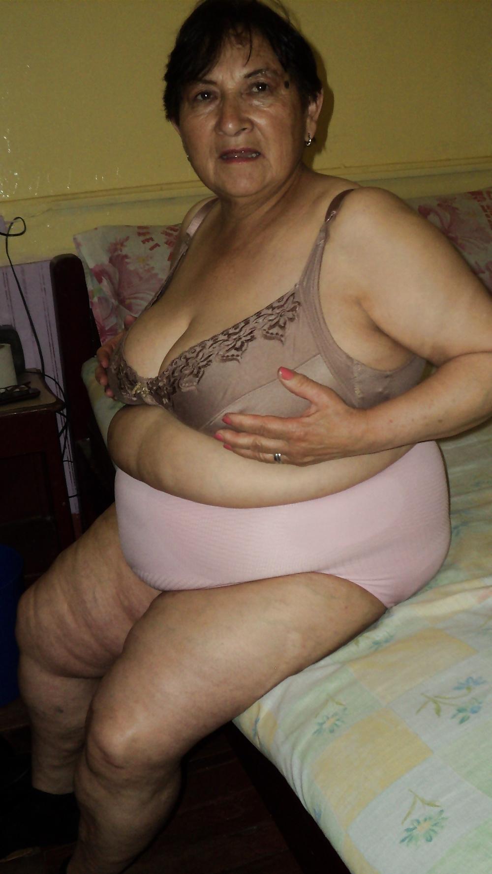 25P Granny Naked 01