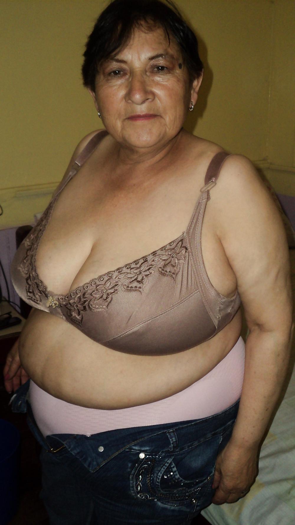 25P Granny Naked 01
