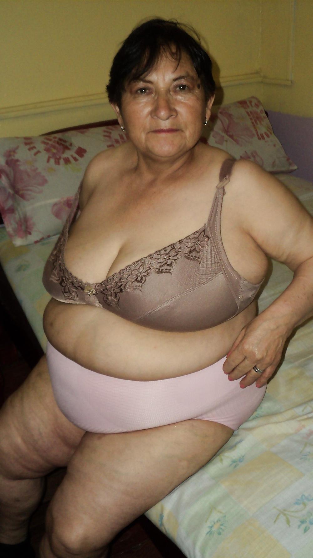 25P Granny Naked 01
