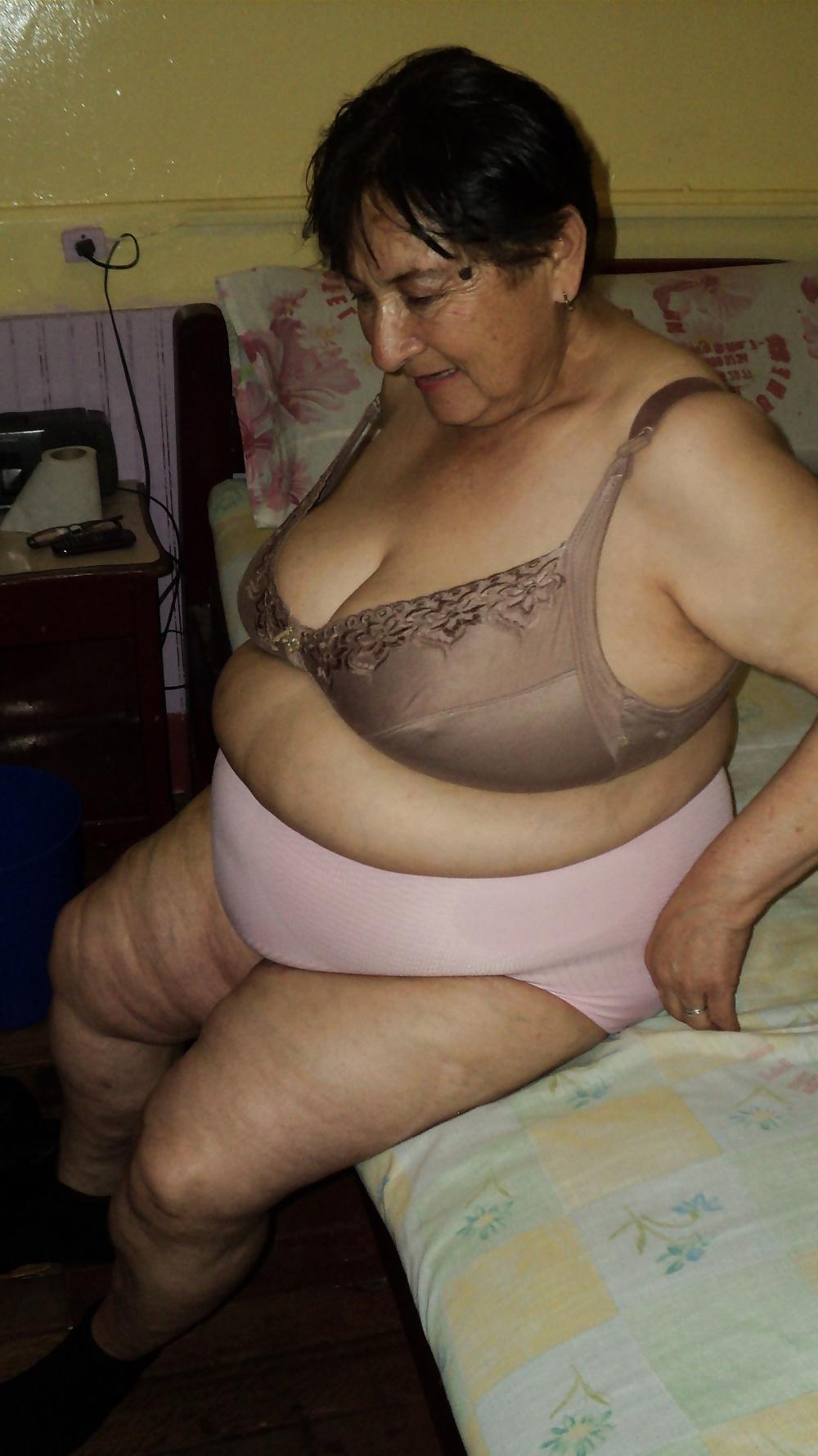 25P Granny Naked 01
