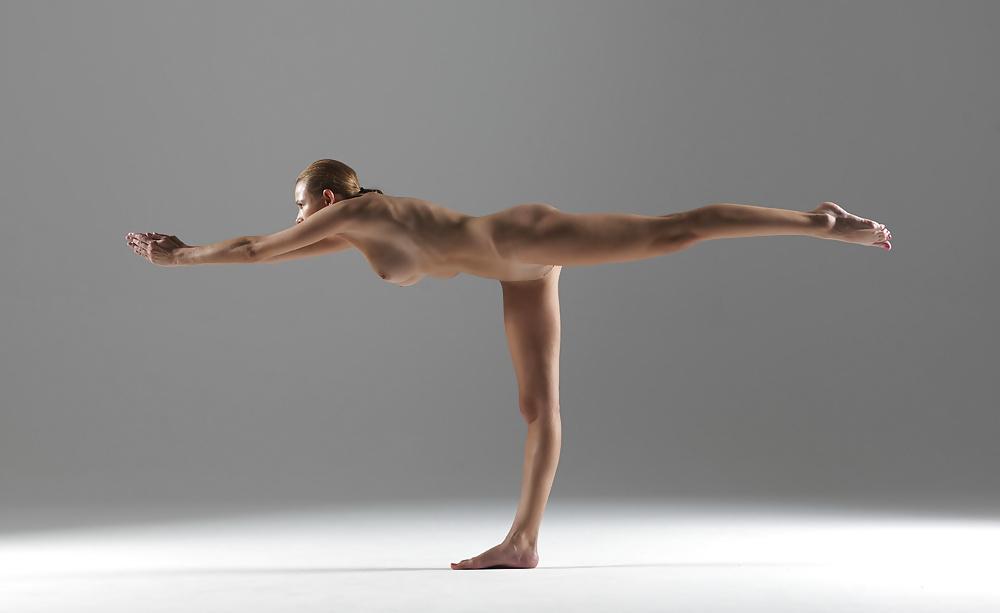 20P Nude yoga