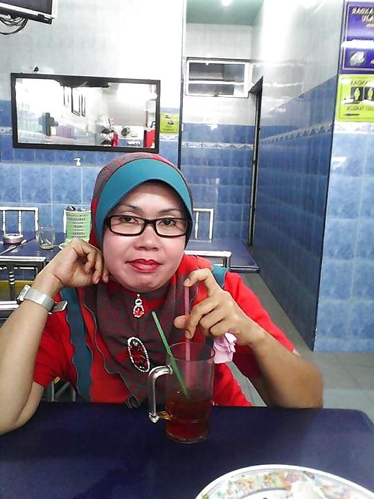 11P Malay-milf tudung berumur yang kuat seks