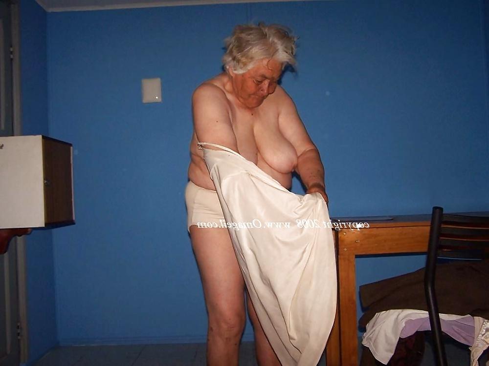 25P Granny Naked 05