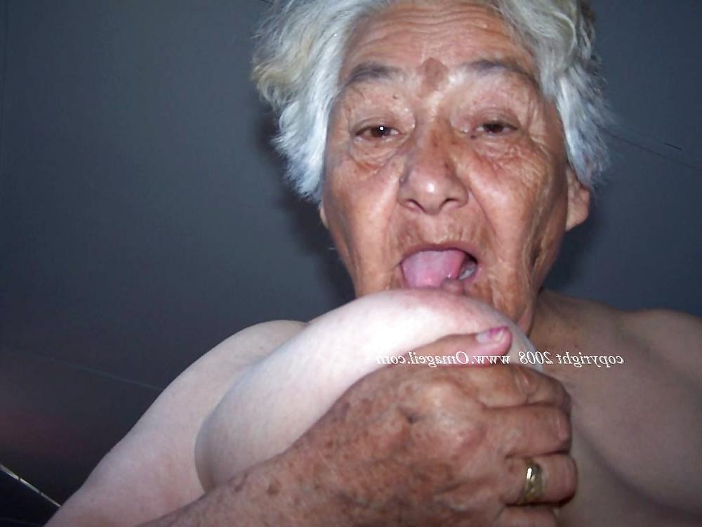 25P Granny Naked 05