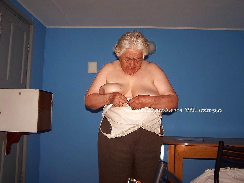 25P Granny Naked 05