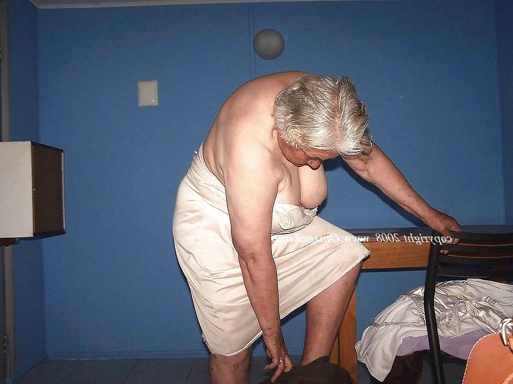 25P Granny Naked 05