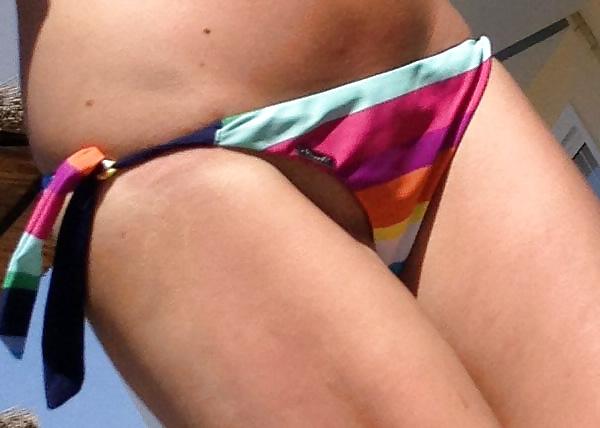 19P Voyeur beach - shaved pussy
