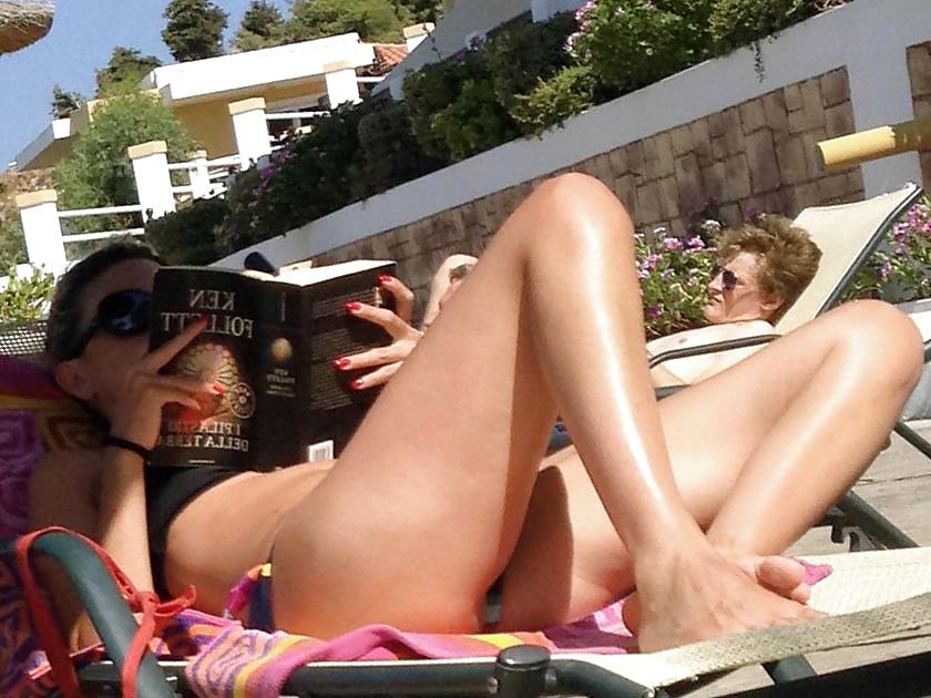 19P Voyeur beach - shaved pussy