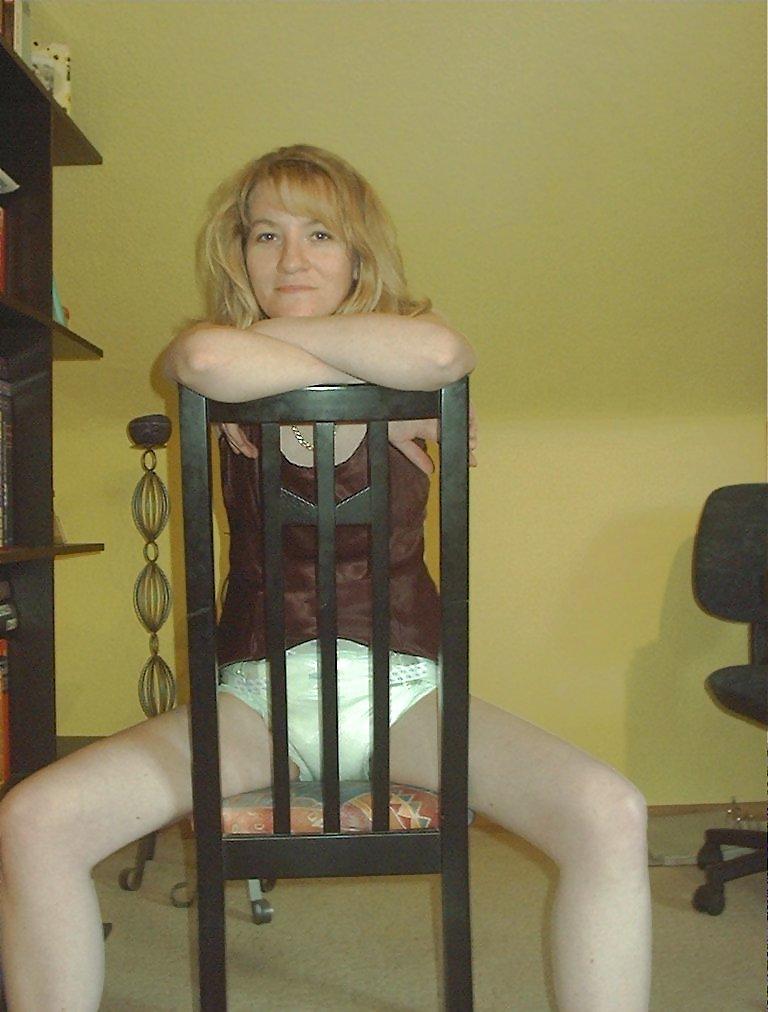 25P Blonde reife Frau in der Windel