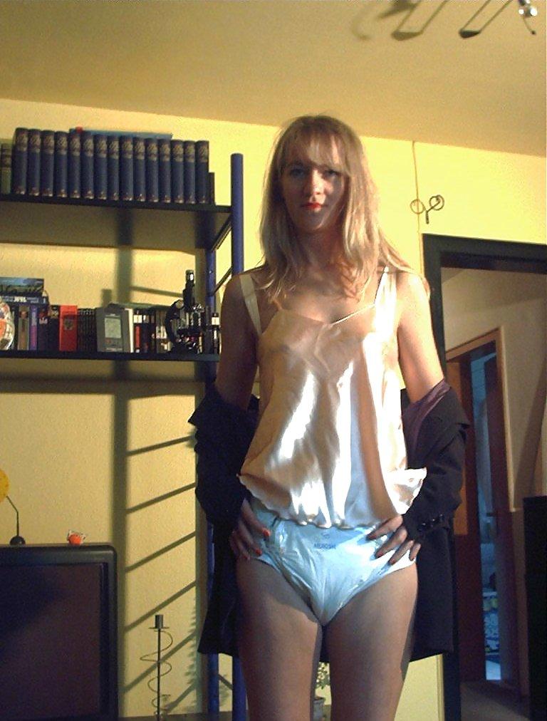 25P Blonde reife Frau in der Windel