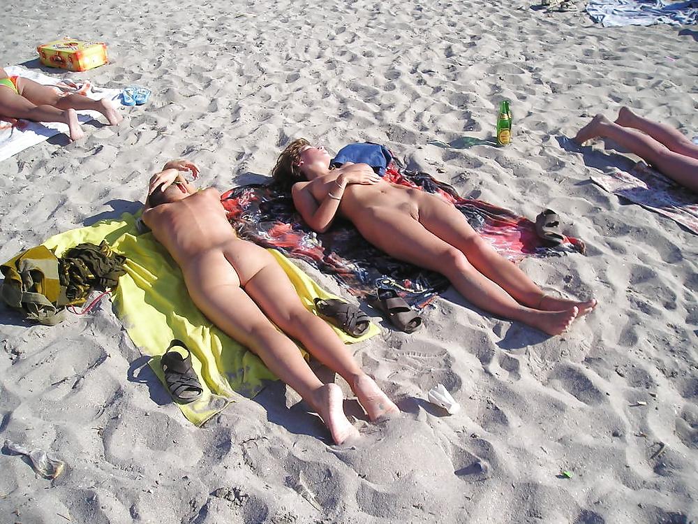 25P Topless Beach Babes - Some Nude 8