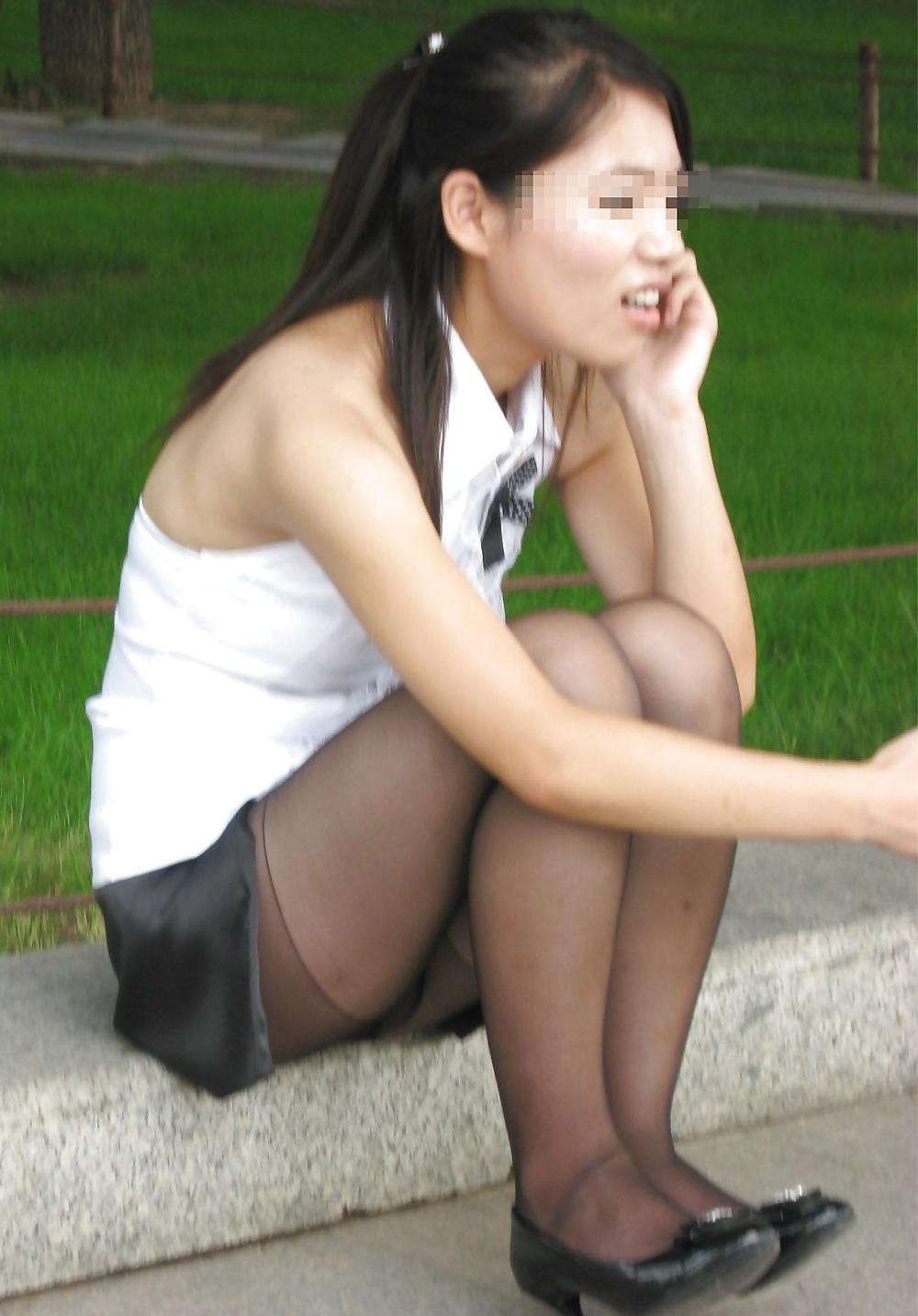 25P Pantyhosed woman in shoes and flats