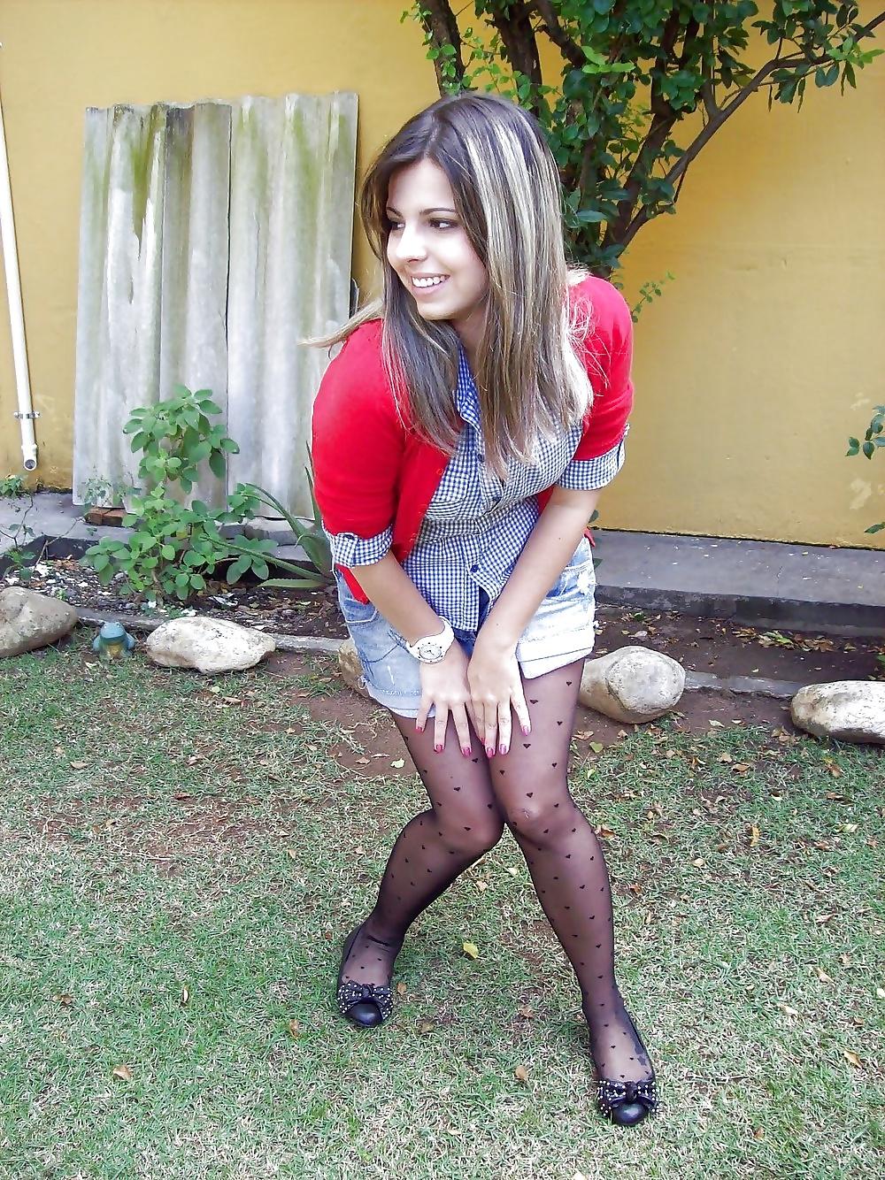 25P Pantyhosed woman in shoes and flats