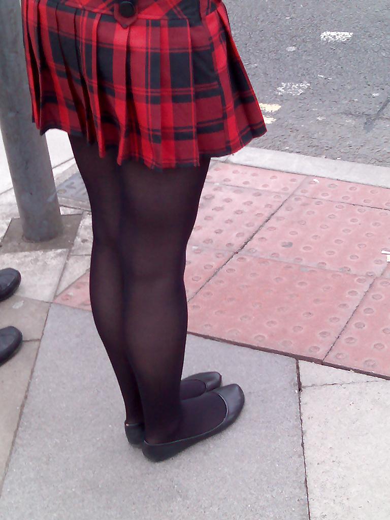 25P Pantyhosed woman in shoes and flats
