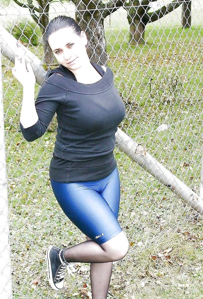 25P Pantyhosed woman in shoes and flats
