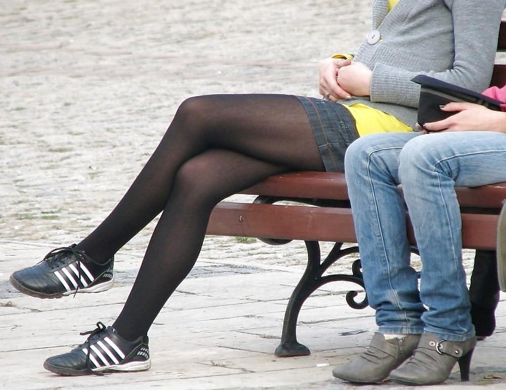 25P Pantyhosed woman in shoes and flats