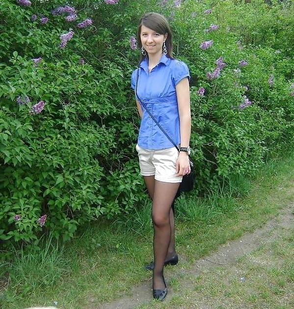 25P Pantyhosed woman in shoes and flats