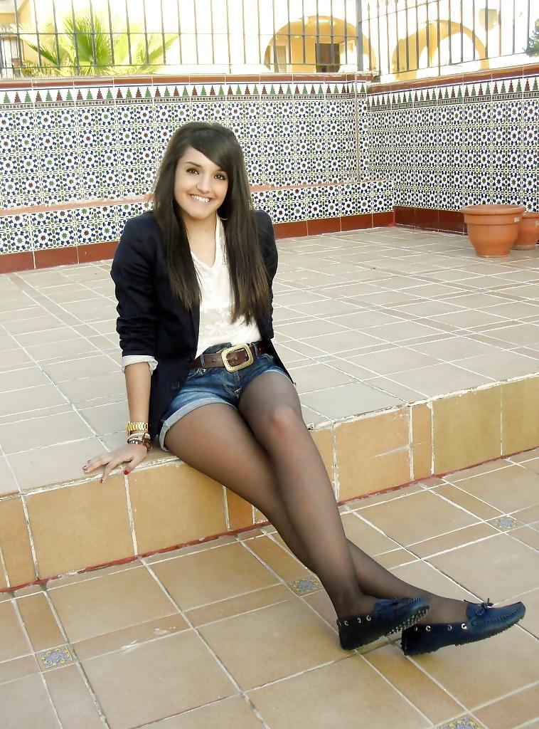 25P Pantyhosed woman in shoes and flats
