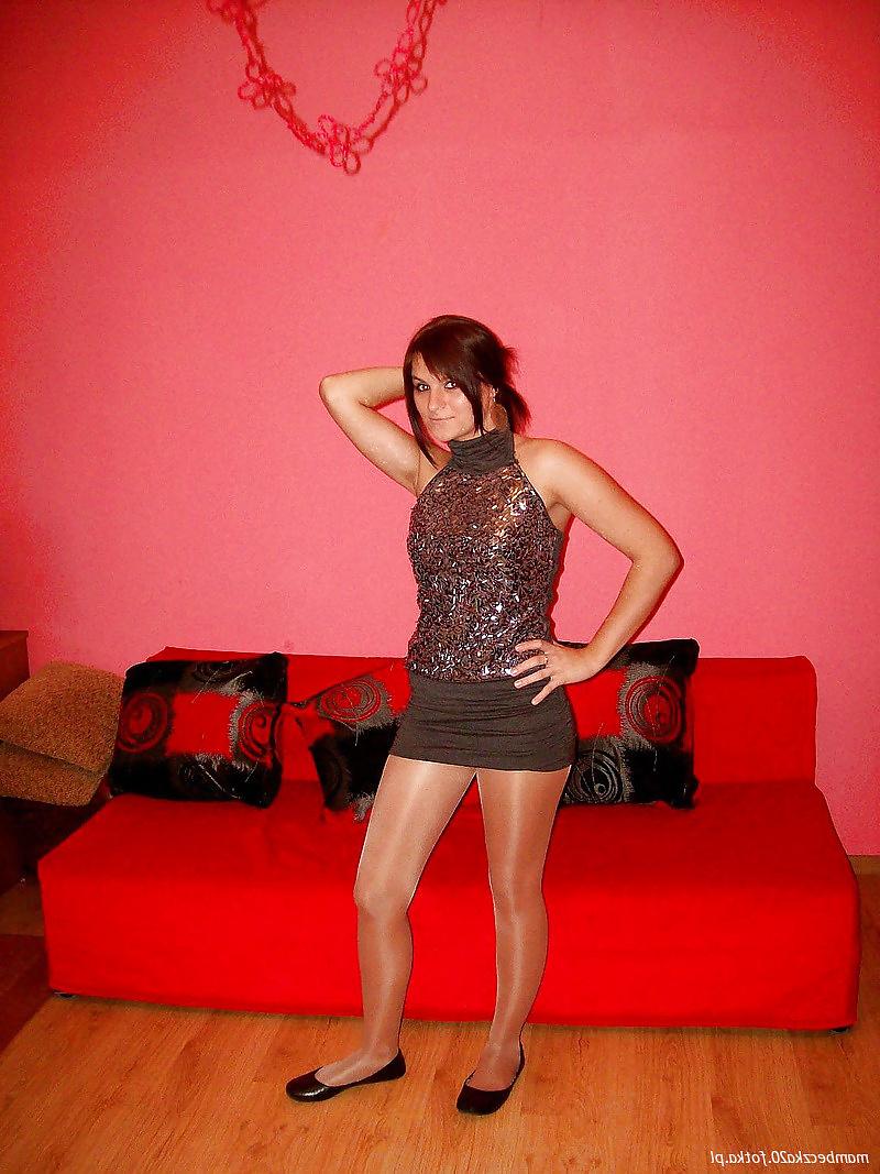 25P Pantyhosed woman in shoes and flats