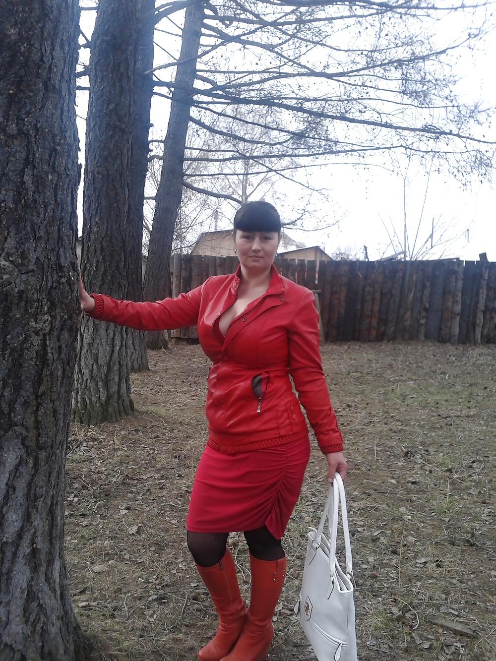 16P Busty Russian Woman 2040