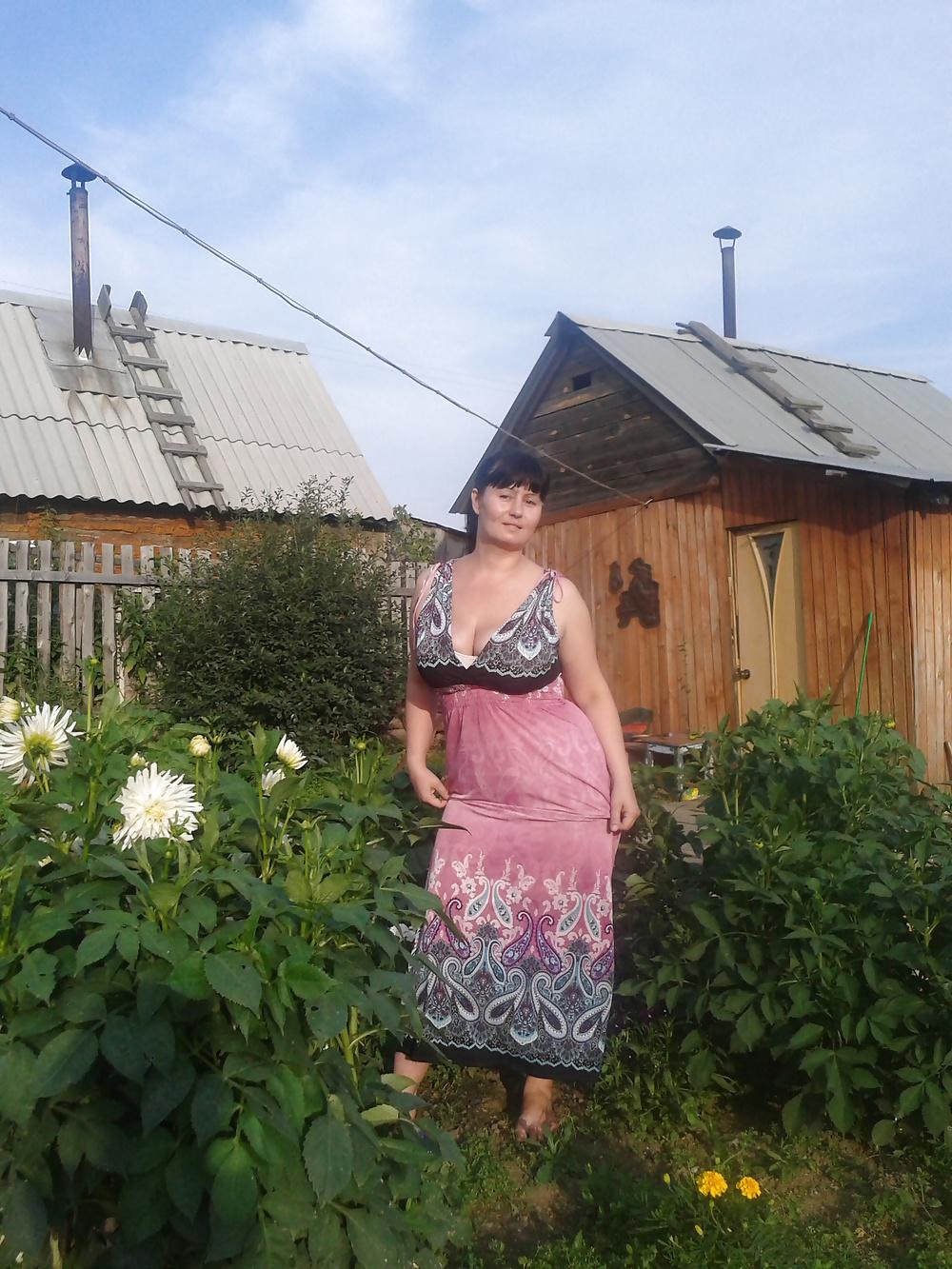 16P Busty Russian Woman 2040