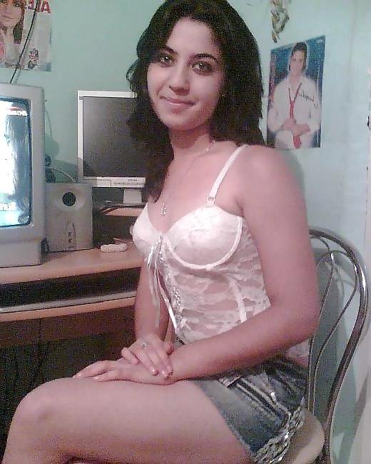 25P Arab woman