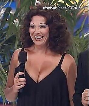 25P Busty mature woman loves showing necklines