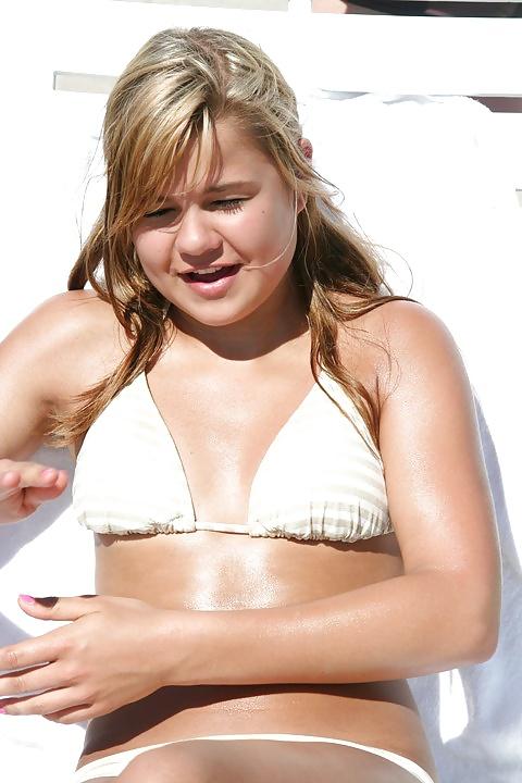 25P Teen girls on beach!