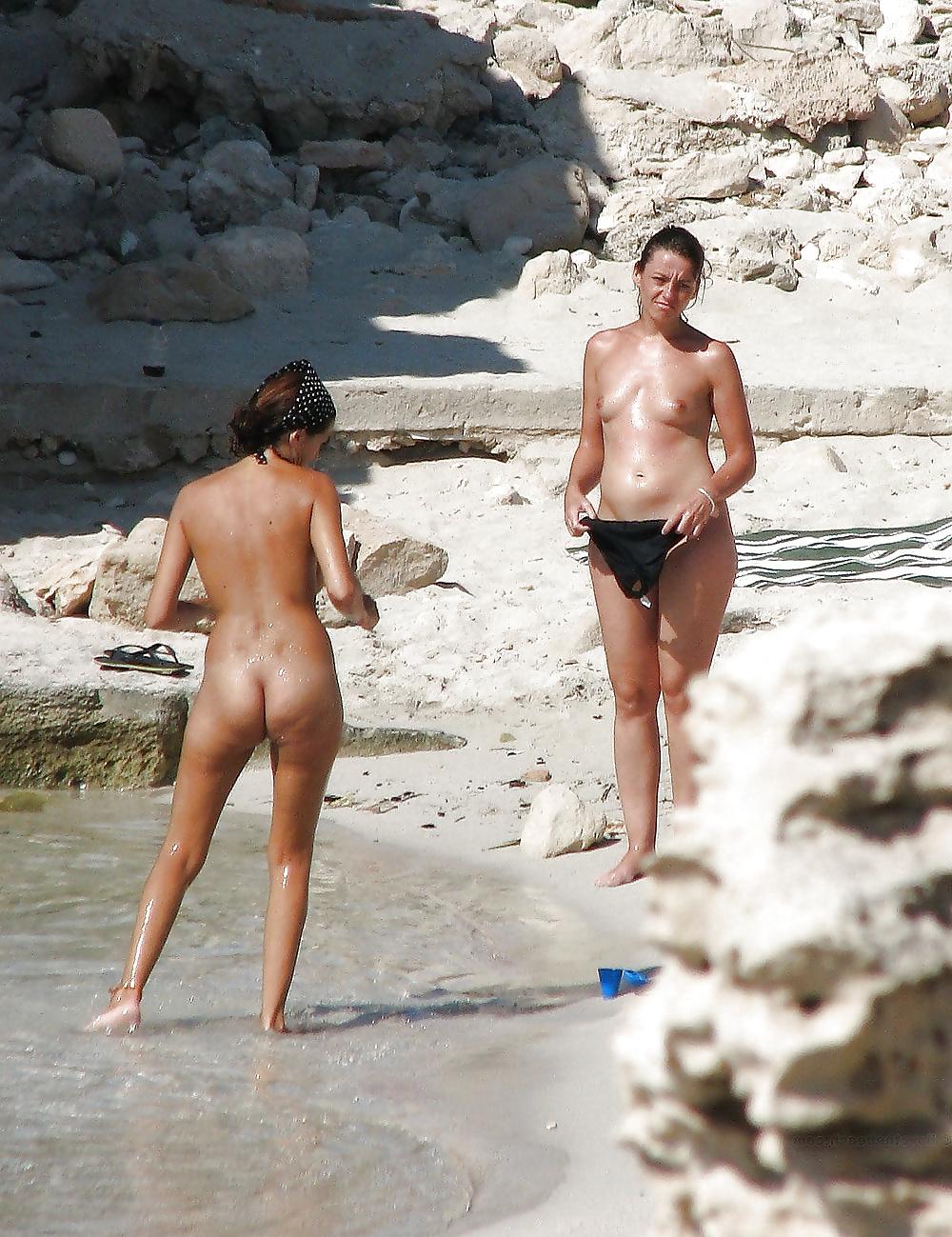 25P Naked Beach Girls and Guys