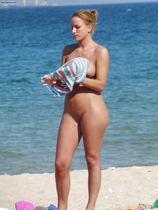 25P Topless Beach Babes - Some Nude 21